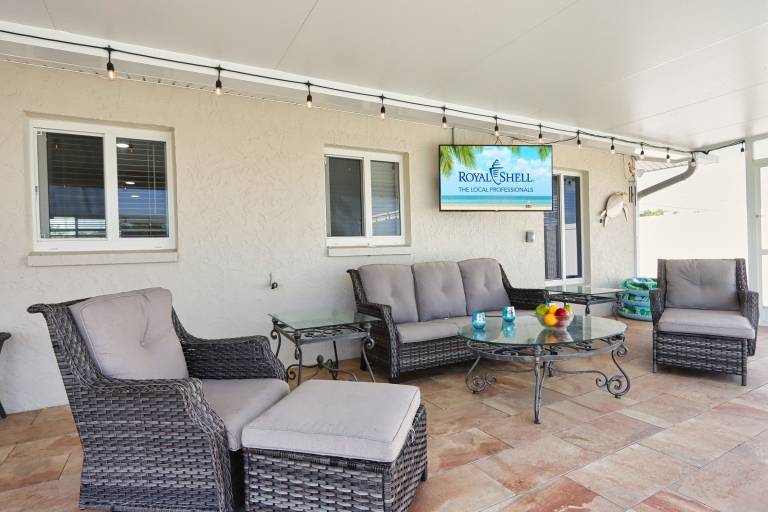 Stunning gorgeously remodeled canal-front pool home in Cape Coral - La Dolce Vita — photo 5