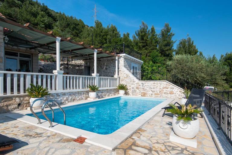 Villa with grill, patio & private pool | Mountain view — photo 3