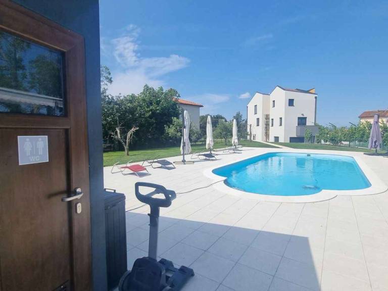 Fully equipped charming rental apartment with patio, pool & yard | Dogs allowed — photo 4