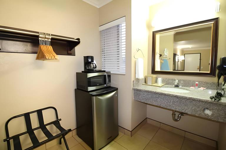 Econo Lodge Inn & Suites Fallbrook Downtown — photo 5