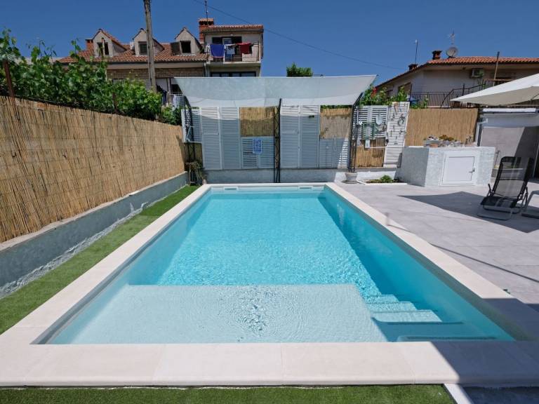 House with yard, private pool & grill — photo 4