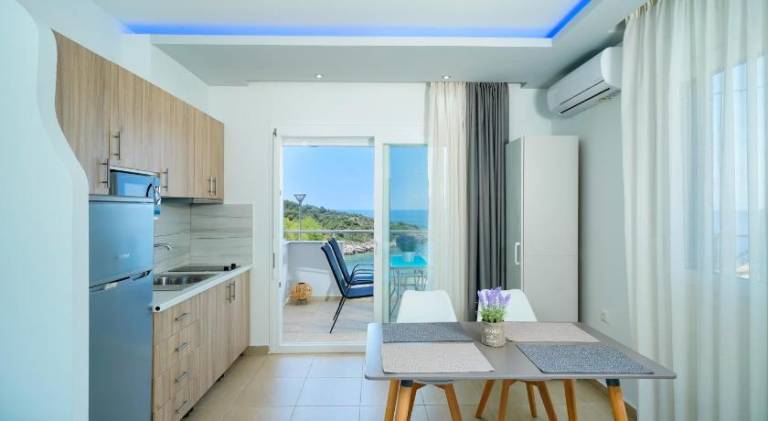 Apartment with terrace — photo 3