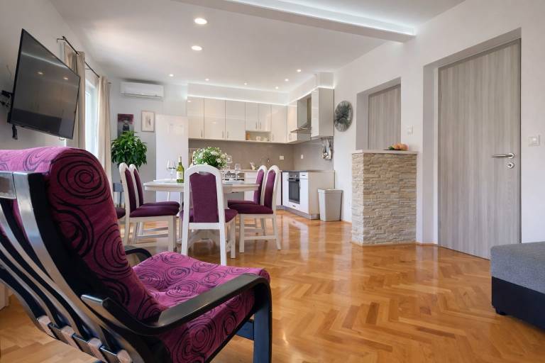 Fully equipped nice apartment with grill & fast internet | Sea view | Close to the beach | Pets are welcome — photo 3
