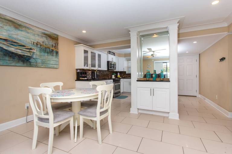 Condo with pool — photo 4