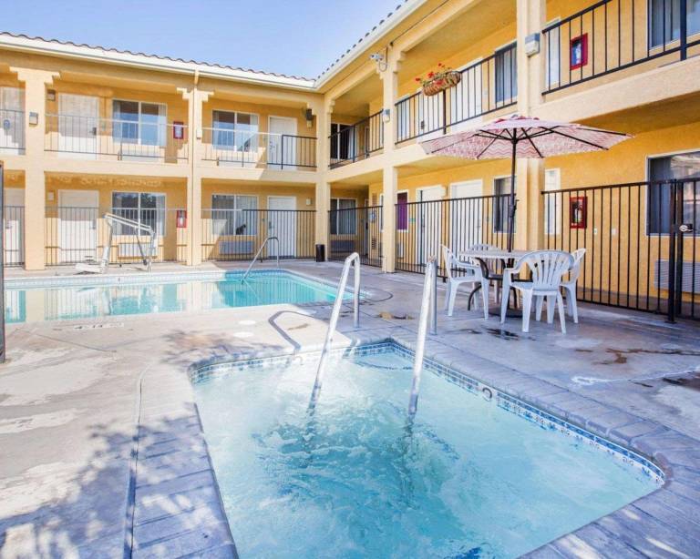 Econo Lodge Inn & Suites Lodi - Wine Country Area — photo 2