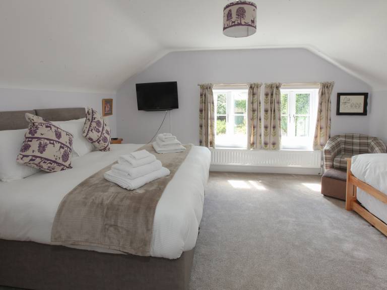 Family-oriented charming cottage with garden, grill & terrace | River view | Pets allowed — photo 4