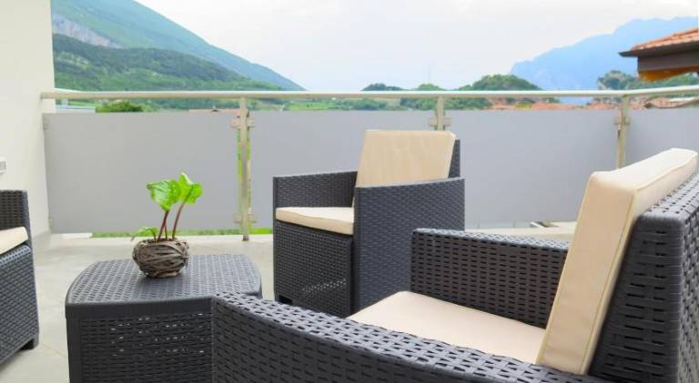 Rental apartment with patio, BBQ & pool — photo 4