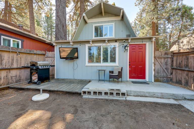 1 Mi to Big Bear Mtn! Pet-Friendly, Walkable Cabin — photo 3