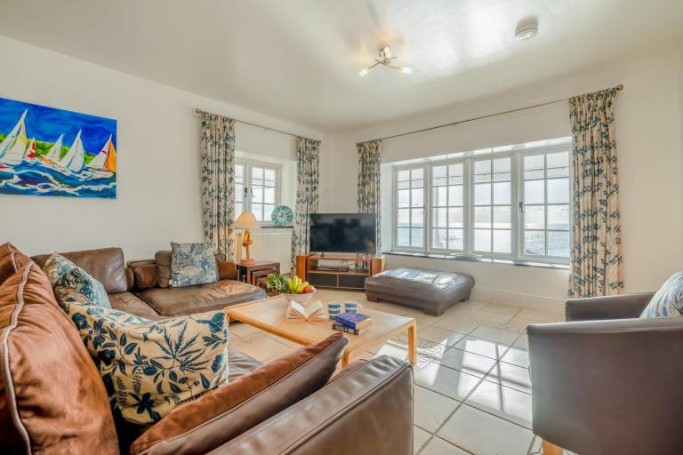 Fully equipped cottage with yard & patio | Water view | Pets are welcome — photo 3