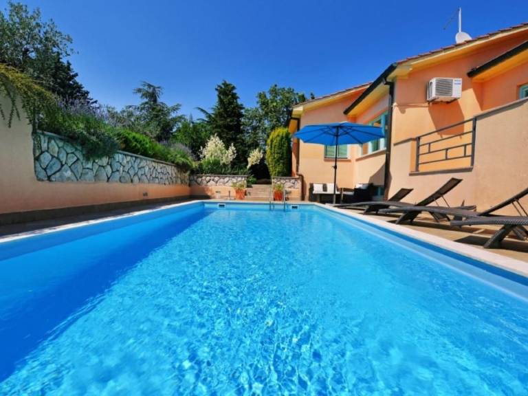 Vacation home with private pool, patio & barbeque | Nature view | Pet-friendly — photo 2