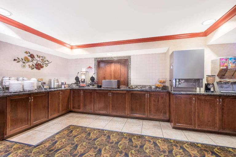 Lancaster Suites — photo 4