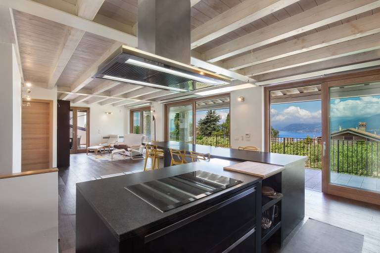 Vacation home with patio, barbeque & hot tub | Lake view | Perfect for remote work — photo 4