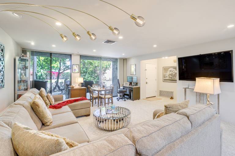 Palm Springs Condo: 3 Fenced Patios, Pool Access — photo 5