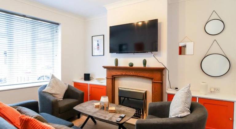 Beautiful 3 Bedroom house - Sleeps 5 Free parking — photo 2