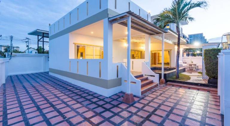 Vacation home with private pool, grill & yard — photo 4