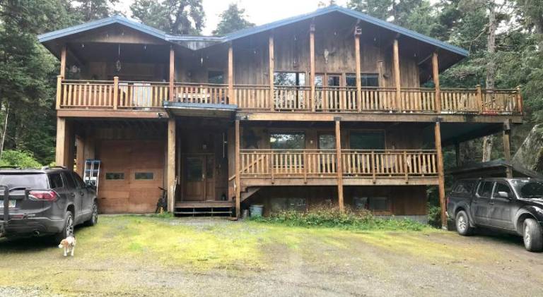 Vacation home with jacuzzi in Anchorage, AK