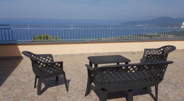 Holiday apartment with yard & patio — photo 5