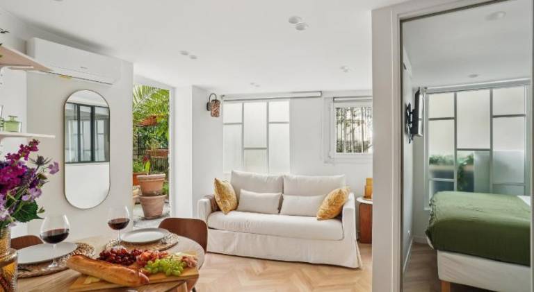 Holiday apartment with terrace | Pets are welcome in Meudon