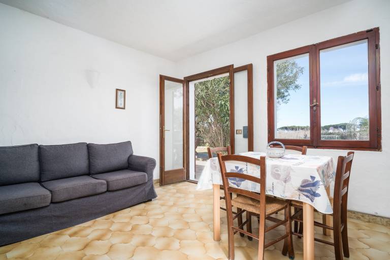 Fully equipped rental apartment with terrace, garden & barbeque | Sea view | Beach nearby | Suitable for remote work | Pets allowed in Budoni