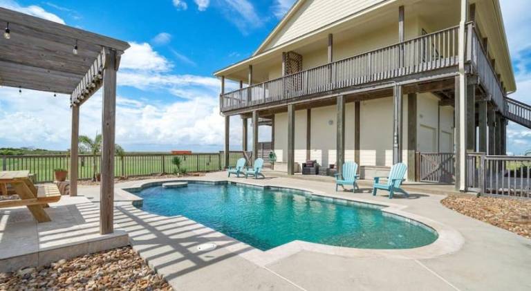 Fully equipped lovely vacation home with yard, grill & private pool | Beach nearby | Perfect for remote work | Pets allowed — photo 4