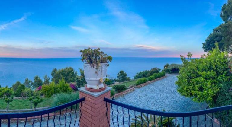 Villa with private pool, garden & terrace — photo 4