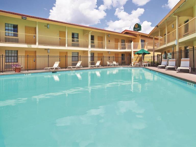 Howard Johnson by Wyndham Columbus Fort Moore — photo 3