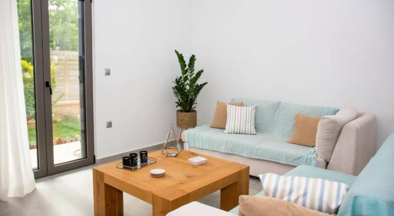 Big holiday apartment with terrace & garden | Close to the beach | Dogs allowed in Kissamos