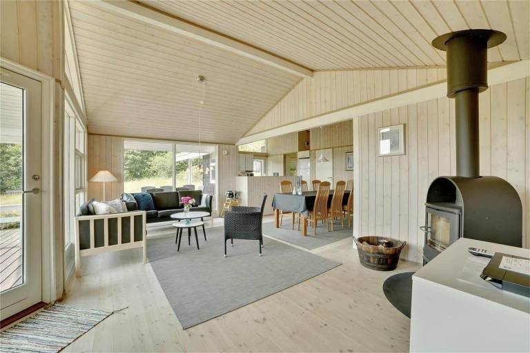 Vacation home with hot tub, sauna & BBQ — photo 5