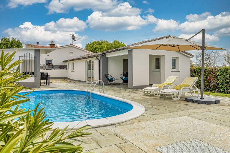 Holiday House Prenc with Private Pool