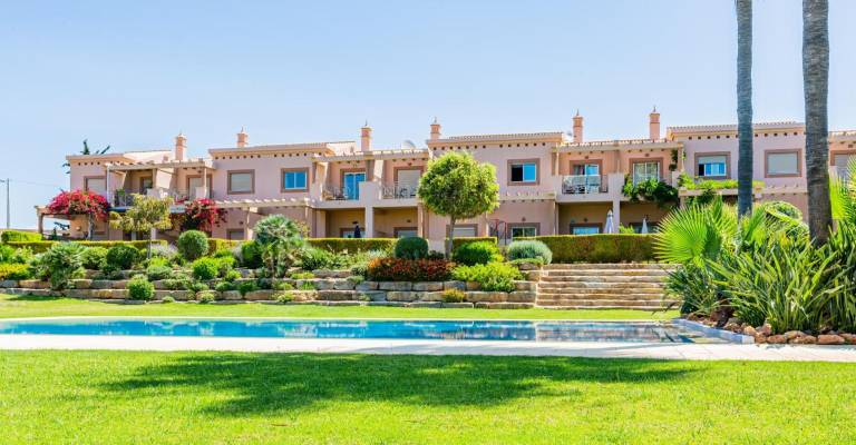 Villa with pool, yard & BBQ | Garden view — photo 3