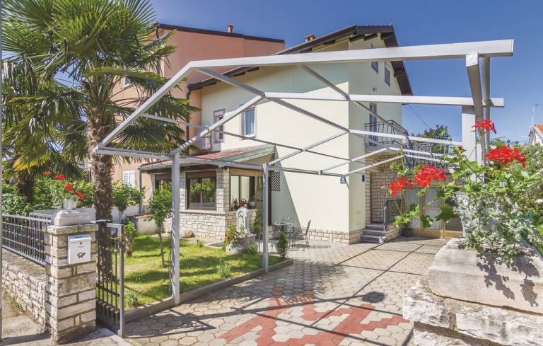 Villa with barbeque, patio & garden — photo 3
