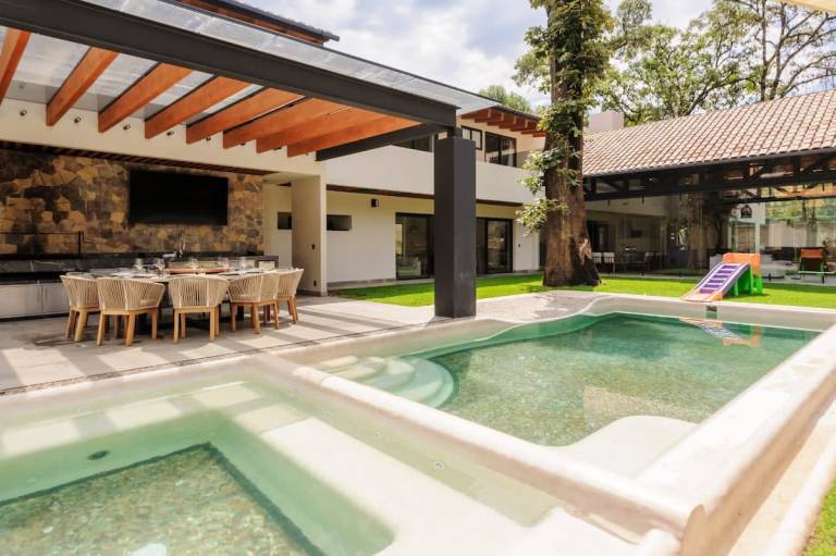 Superb and Spacious Residence with Garden and Pool