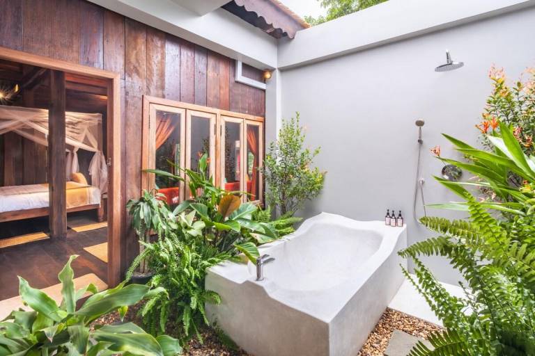 Nice house with barbecue, pool & hot tub | Pets are welcome — photo 2