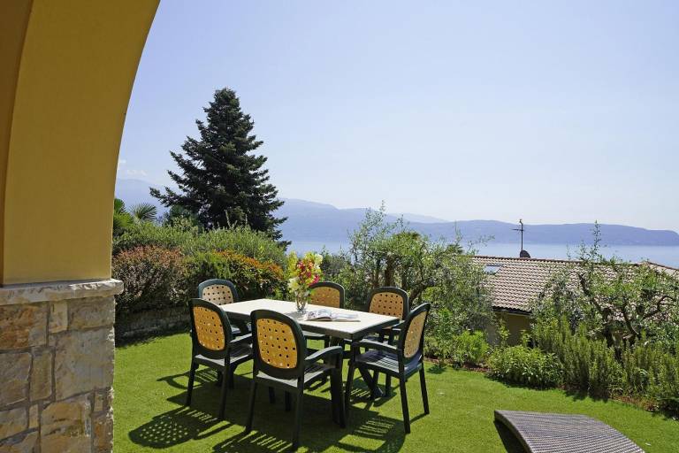 Rental apartment with pool, garden & BBQ in Gardone Riviera