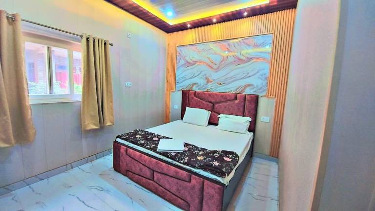 G-1 - Elegant 1 Bedroom Suite- Near Ghat & Temples in Tola