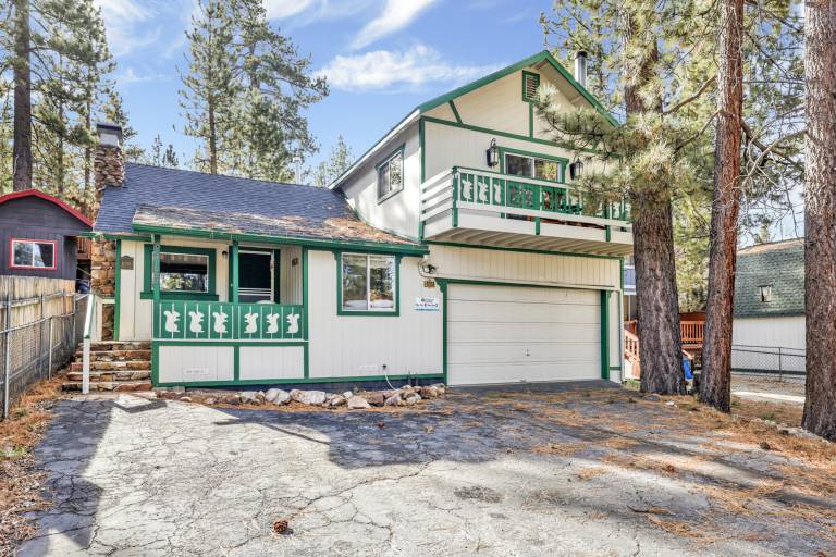 Green Squirrel Chateau Family & Pet Friendly Game Room Walk to Lake, Marina & Ski Shuttle in San Bernardino, CA
