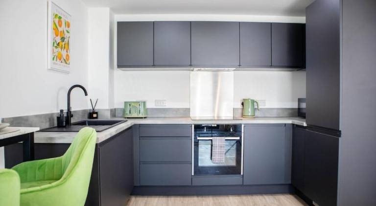 Oriel Suite - Central - Contractors - 6 Beds — photo 4