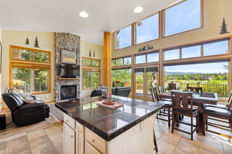 Cedar Chalet -on golf course, clubhouse access with gym, seasonal pool & hot tub — photo 2