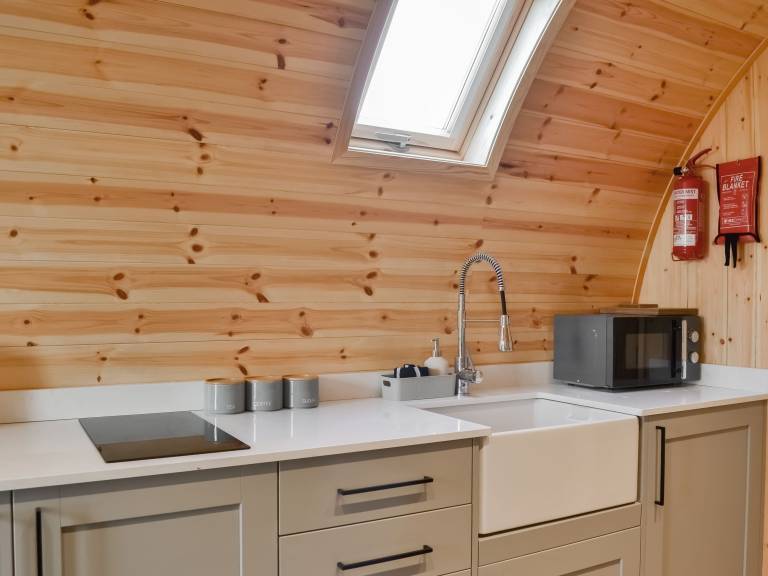 Cottage with hot tub | River view — photo 5