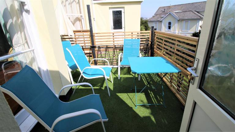 Apartment with yard & patio — photo 4