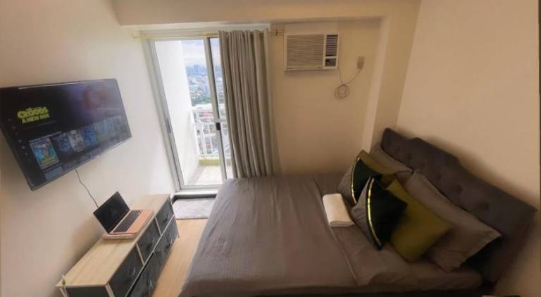 Serviced apartment with patio & yard in Quezon City