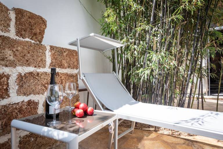 Child-friendly charming rental apartment with terrace, garden & jacuzzi | Garden view | Dogs allowed — photo 5