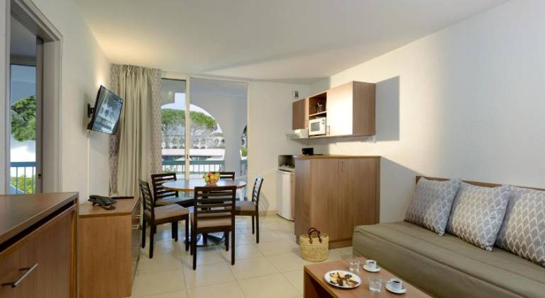 Pleasant serviced apartment with pool, terrace & yard | Close to the beach | Pet-friendly — photo 2