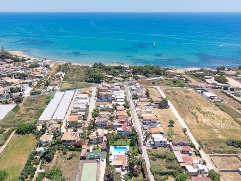 Fully equipped spacious vacation home with private pool, yard & barbeque | Beach nearby | Pets allowed — photo 2