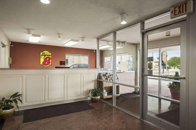 Super 8 By Wyndham Meridian — photo 3