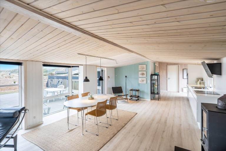 Vacation home with barbecue, sauna & hot tub — photo 2