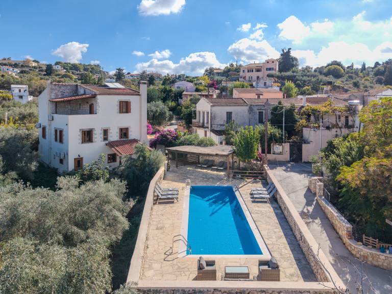 Fully equipped spacious villa with private pool, patio & barbecue | Perfect for remote work | Pets are welcome — photo 5