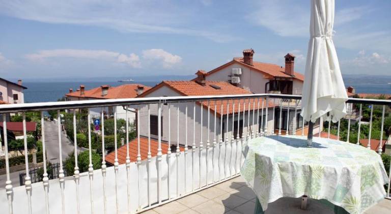 Apartment with patio & yard | Next to the beach | Pet-friendly in Izola
