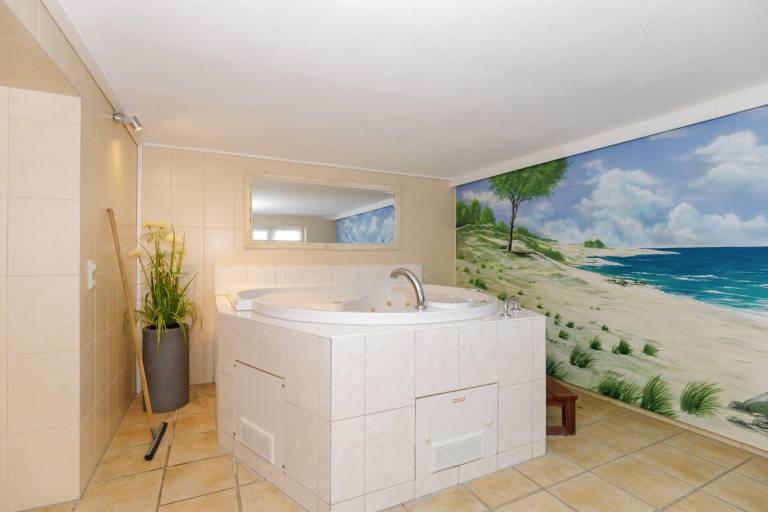 House with garden, terrace & jacuzzi — photo 4
