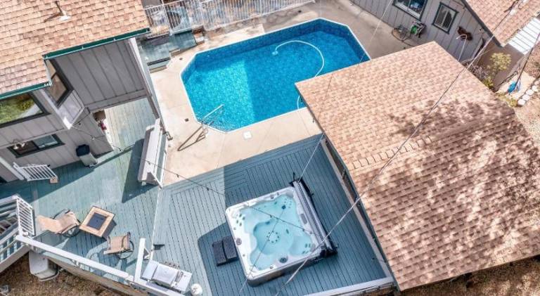 Vacation home with pool & hot tub | Pets are welcome in Oakhurst, CA
